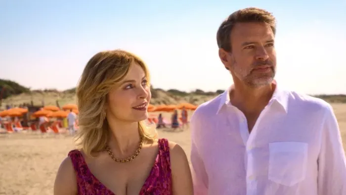 La Dolce Villa: Scott Foley and Violante Placido on the beach.