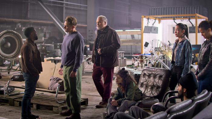 Lift: The criminals meet in a warehouse.