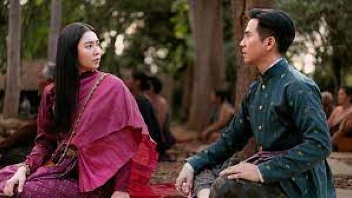 Love Destiny: The Movie: A man and woman talk outside