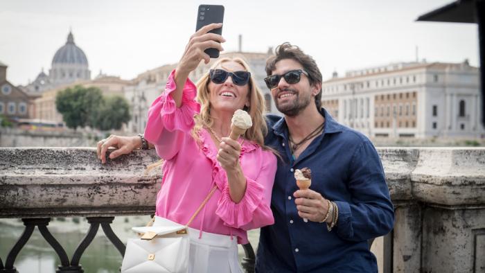 Mafia Mamma Movie: A White American woman and an Italian man smile for a selfie