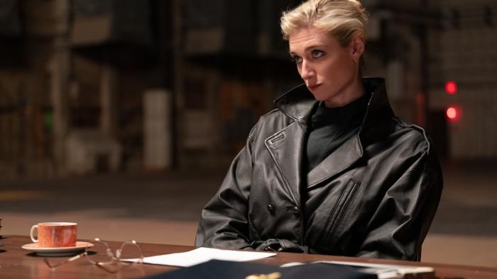 MaXXXine Movie: The formidable, feared film director Elizabeth Bender (Elizabeth Debicki) looks down her nose at an actor