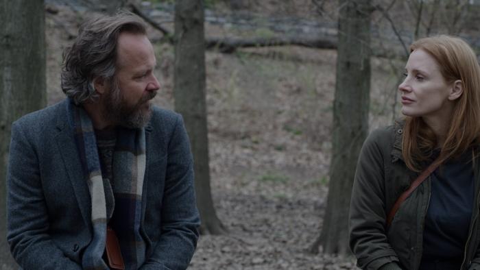 Memory Movie: Saul (Peter Sarsgaard) and Sylvia (Jessica Chastain), both wearing warm clothing, sit and talk in a park