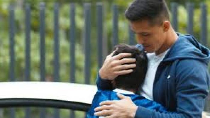 Mi Amigo Alexis Movie: Luciano Gonzalez in the arms of Alexis Sanchez