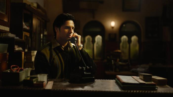 Mission Majnu: Singh takes a difficult phonecall. 
