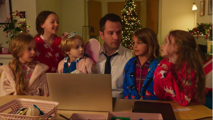 Christmas on Mistletoe Farm: A father and his five kids 