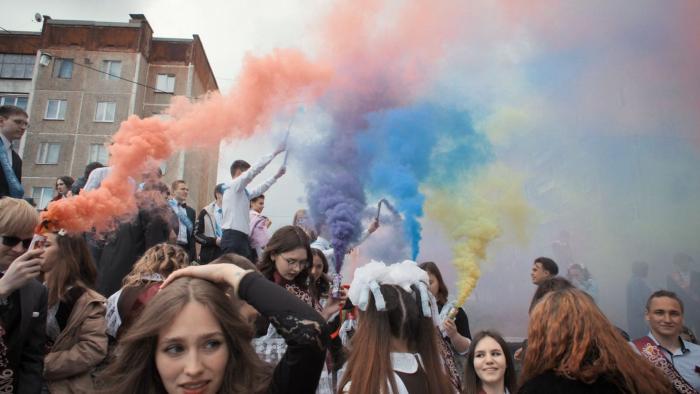 Mr. Nobody Against Putin: School kids celebrate graduation with colored smoke