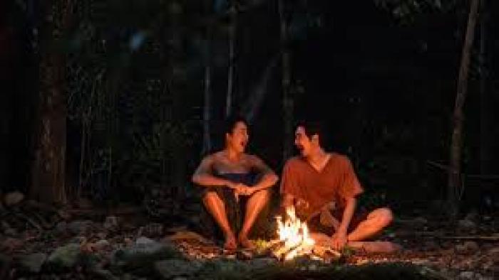 My Boo 2 movie: Sutthirak Subvijitra and Maylada Susri sit by the fire
