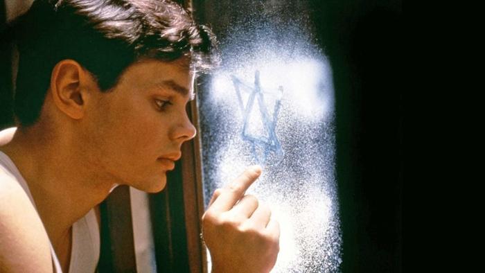 Europa Europa: Marco Hofschneider draws the Star of David on a window