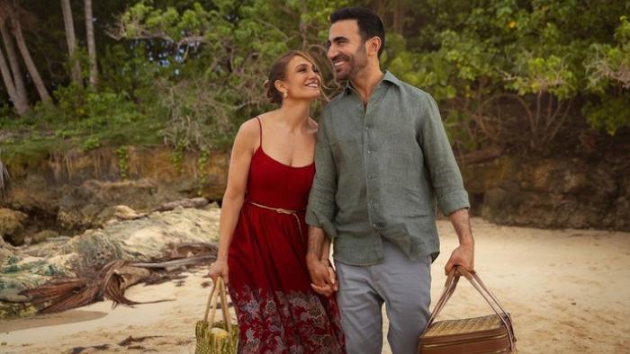Office Romance: Jennifer Lopez and Brett Goldstein at the beach.