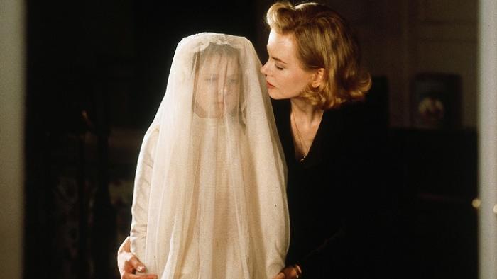 Nicole Kidman with a girl covered with a white veil.