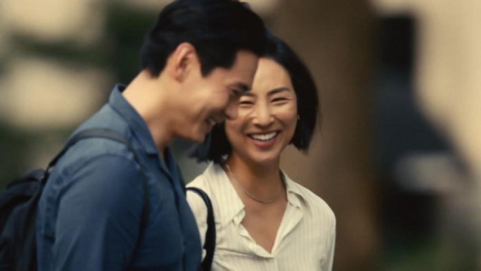 Past Lives: a Korean woman in her 30s is laughing with an Asian man