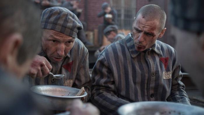 Pilecki's Report: 2 prisoners eat