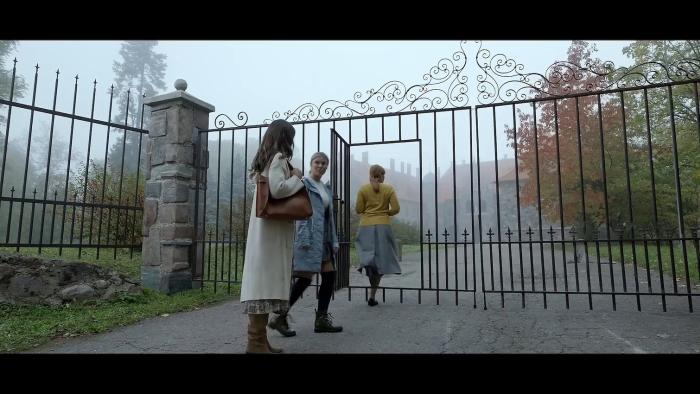 Piper: Elizabeth Hurley and Mia Jenkins follow a woman in yellow through an imposing school gate