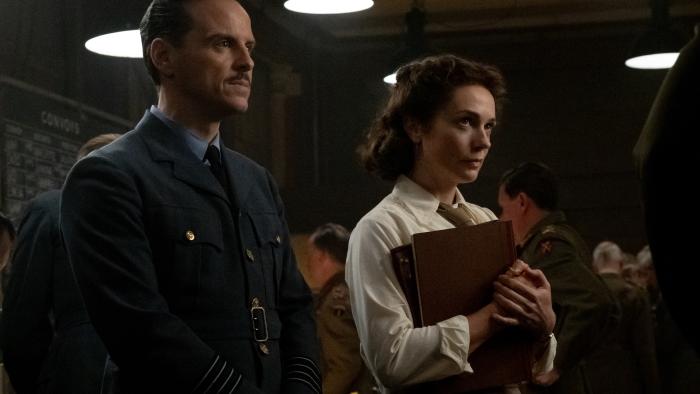 Pressure movie: British Armed Forces meteorologist James Stagg (Andrew Scott) stands next to Lt. Kay Summersby (Kerry Condon) in a 1940s war room