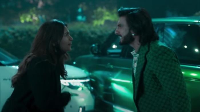 Rocky Aur Rani Kii Prem Kahaani: An Indian woman and man argue in the middle of the road.