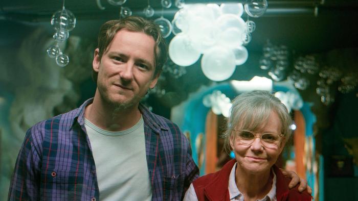 Remarkably Bright Creatures: Lewis Pullman and Sally Field look into a tank.