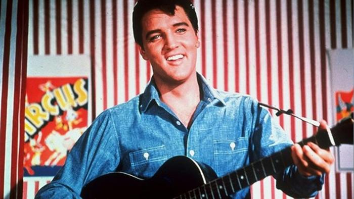 Roustabout: Elvis Presley sings and plays the guitar in front of a popcorn stand