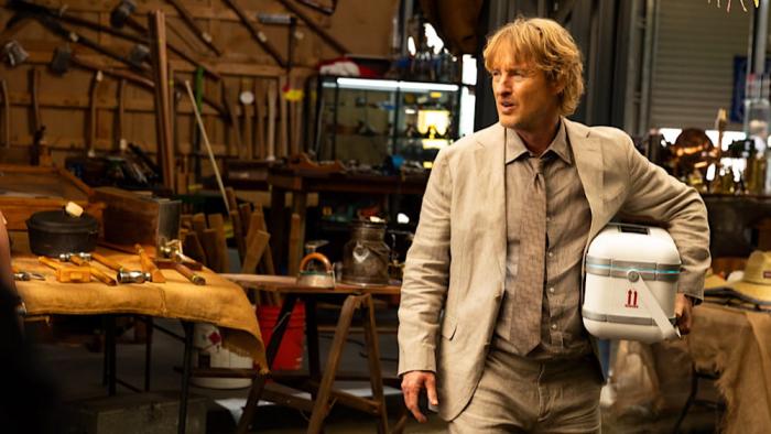 Runner movie: Owen Wilson holds an organ cooler under his arm