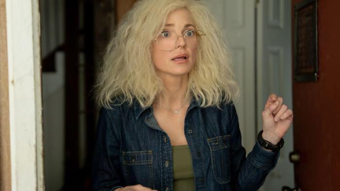 Scary Movie: Cindy (Anna Faris), with frizzy hair and glasses, answers her door with a look of surprise