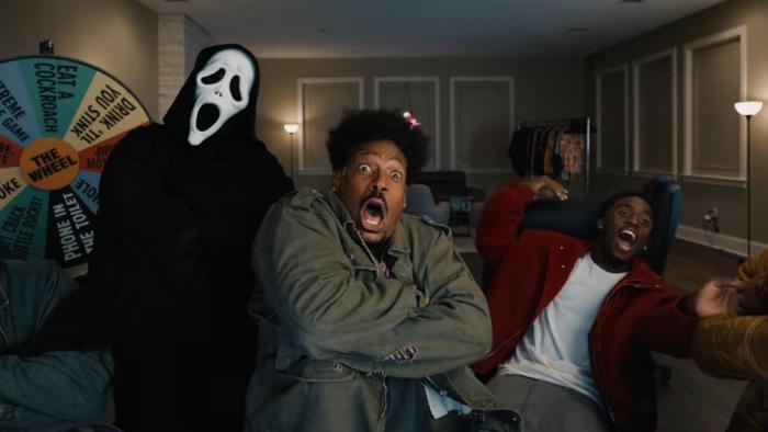 Scary Movie: While livestreaming, the killer, Shorty (Marlon Wayans), and Kai Cenat make silly poses