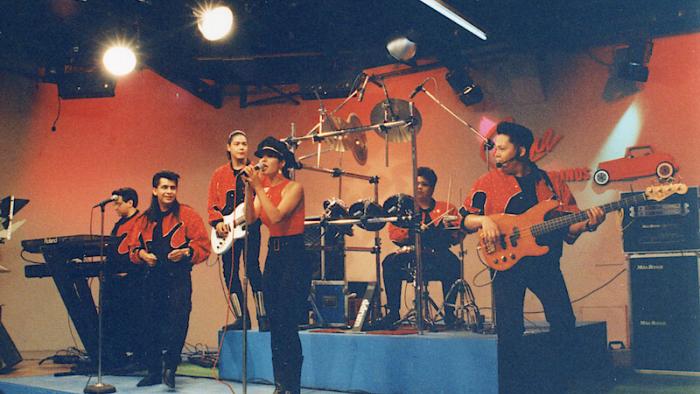 Selena y Los Dinos: The band performs.
