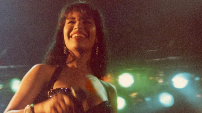 Selena y Los Dinos: The singer in lights.