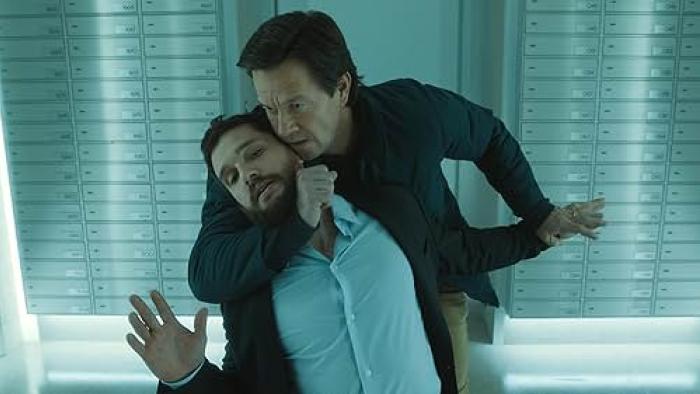The Family Plan 2: Mark Wahlberg strangles Kit Harington.