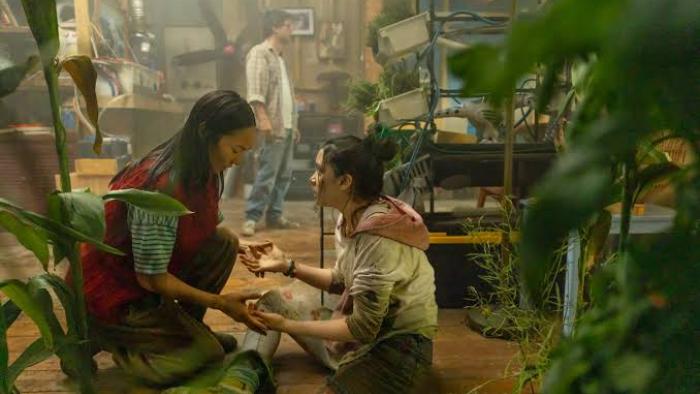 The Last House: Mother and daughter converse.