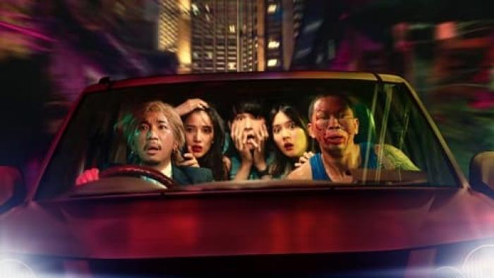 The Lost Lotteries movie: 5 Thai people sit in car looking at camera with surprised expressions