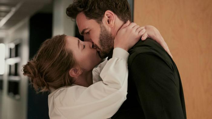 The Love Hypothesis: Lili Reinhart and Tom Bateman kiss.