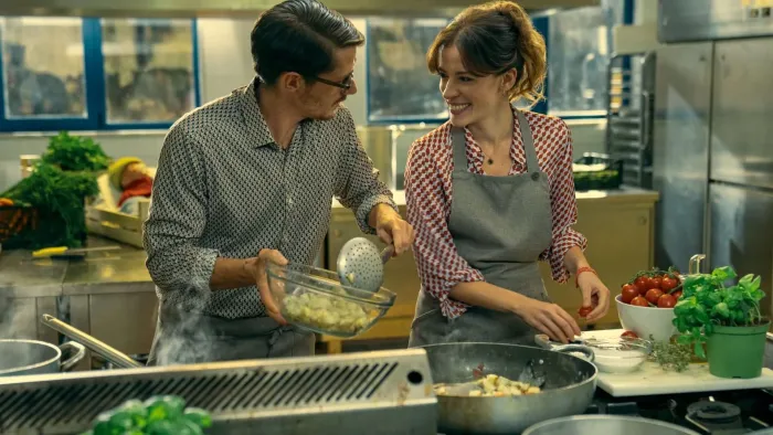 The Love Scam: Laura Adriani and Antonio Folletto in the kitchen.