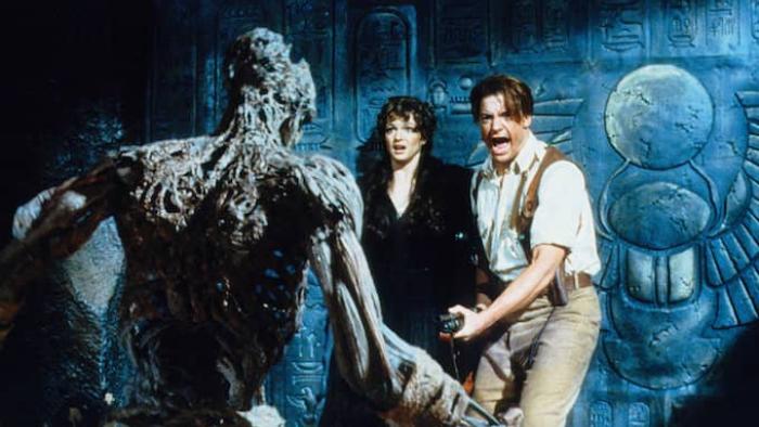 The Mummy Movie: Rick screams and shoots at an undead, skeletal monster with Evie beside him
