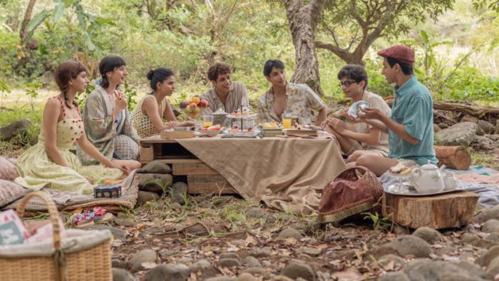 The Archies: The gang has a picnic in the park.