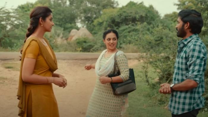 Thiruchitrambalam: Two Indian women and an Indian man talking outside