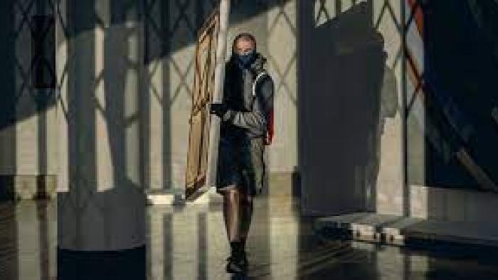 Vjeran Tomic: The Spider-Man of Paris: Man standing in shadows