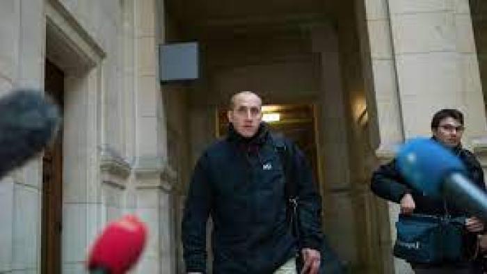 Vjeran Tomic: The Spider-Man of Paris: Man walking away from building