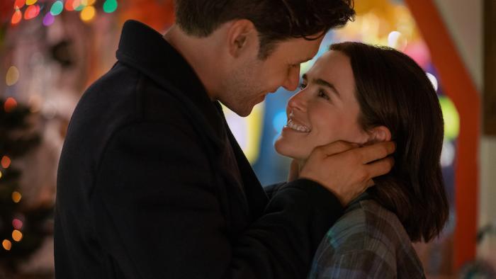 Voicemails for Isabelle: Nick Robinson and Zoey Deutch about to kiss.