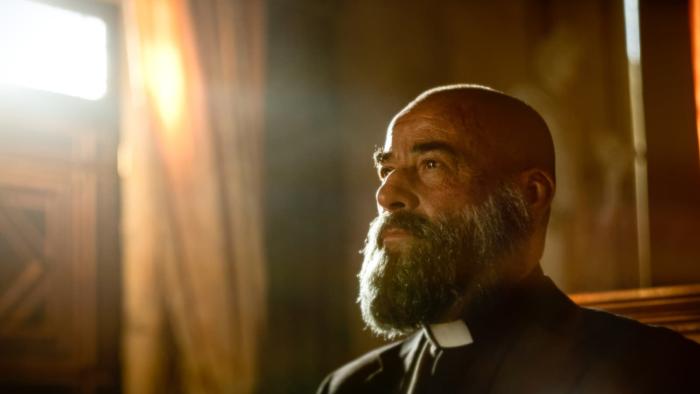 30 Coins TV Show: Padre Manuel Vergara (Eduard Fernández) may be the cause of the disturbance
