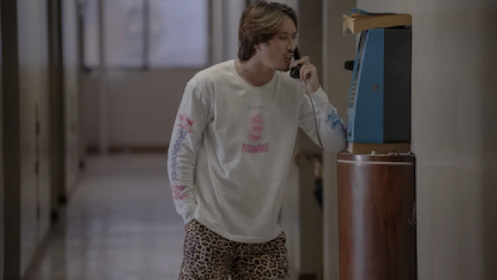 6ixtynin9: The Series screenshot 2: Tud talks to someone on a public phone. 
