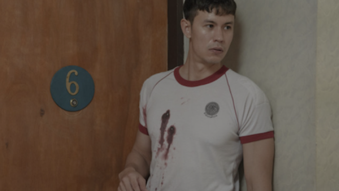 6ixtynin9: The Series screenshot 3: A man in bloodied shirt stands outside Toom's apartment door.