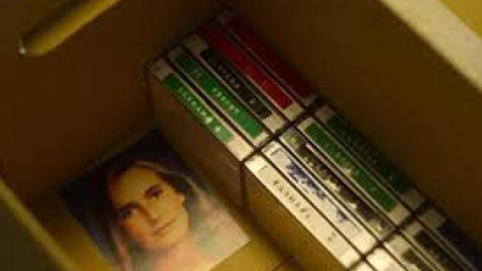 900 Days Without Anabel TV show screenshot: A picture of a young white woman's face is in a cardboard box