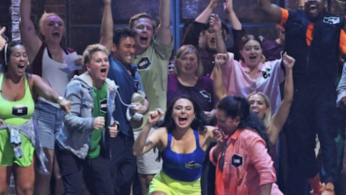 99 to Beat TV show screenshot 2: Participants cheer contestants on. 