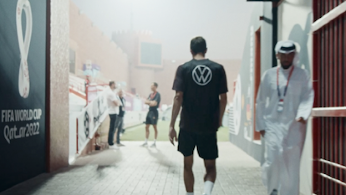 All or Nothing: The German National Team in Qatar screenshot 1: A German team member walks into the arena.. 