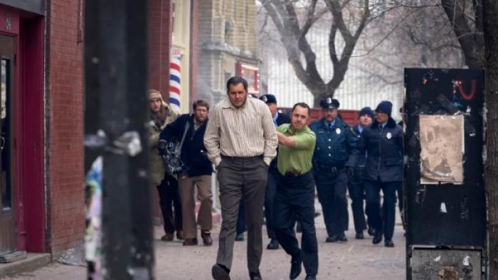 American Hostage TV show screenshot 3: Tony Kiritsis marches his hostage down the street