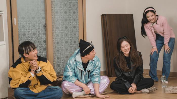 Lee Jeong-Ha, Se-Chan Yang, and Oh Na-ra laugh while sitting on the floor, as Jennie Kim stands nearby smiling