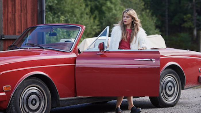 Barracuda Queens screenshot 3: Lollo opens red convertable door wearing white fur and black heels. 