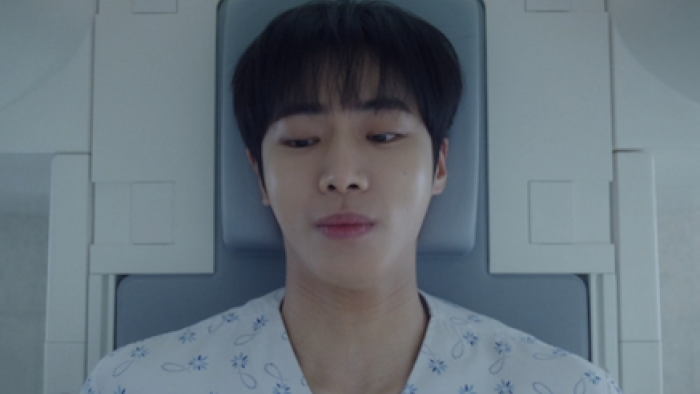Between Steps TV show screenshot 1: Park Min-Jae lying on a gurney in white hospital gown. 