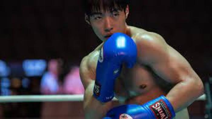 Bloodhounds TV show screenshot #2: A young man fights in the boxing ring