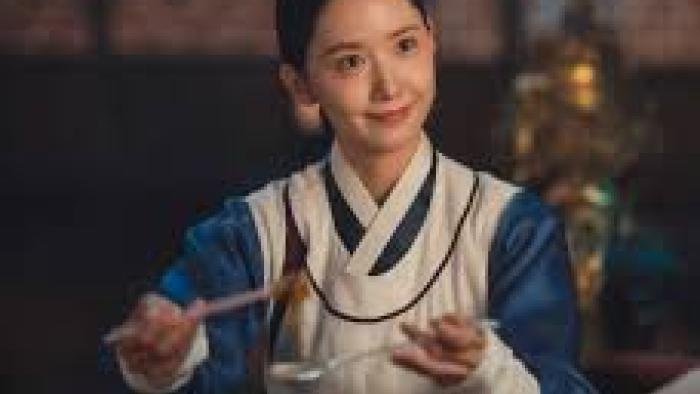 Bon Appétit, Your Majesty TV show screenshot #1: A female Korean chef holds a spoon