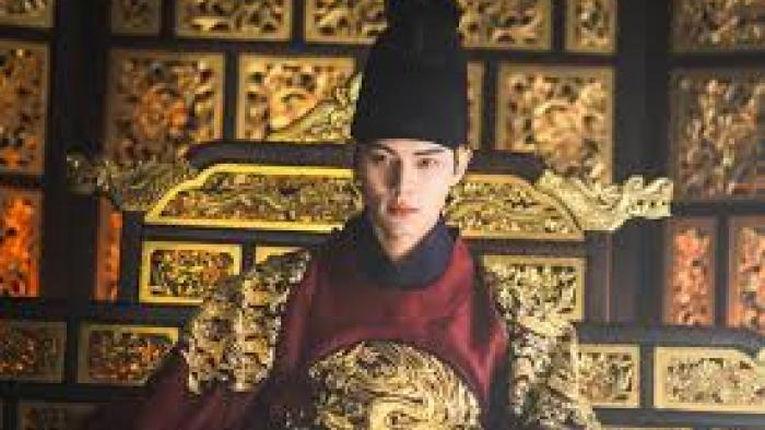 Bon Appétit, Your Majesty TV show screenshot #2: a Korean nobleman wearing burgundy and gold robes